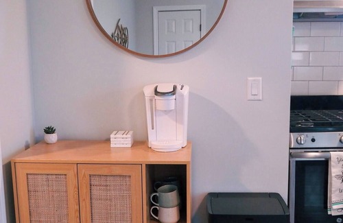 Long Beach Apartamento | Home Close to Beach and LIRR w/Balcony