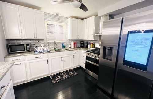 Pittsburgh Casa | Cozy home close to UPMC/CMU/UPITT/DUQSNE/CARLW Minutes from everything w/Parking