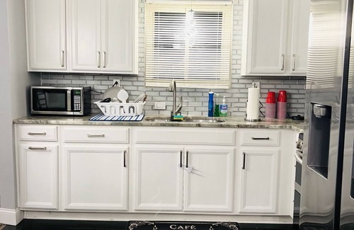 Pittsburgh Casa | Cozy home close to UPMC/CMU/UPITT/DUQSNE/CARLW Minutes from everything w/Parking