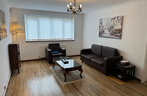 Luton Casa | Cozy Home - Contractor/Families/Relocation/Leisure/Business 5beds |FREE Parking