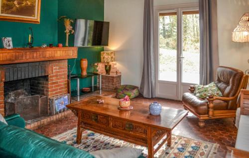 Saint-Saud-Lacoussiere Casa | Cozy Home In Saint Saud Lacoussière