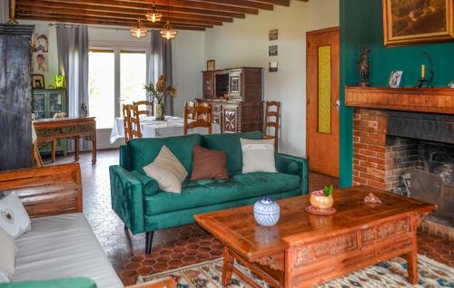 Saint-Saud-Lacoussiere Casa | Cozy Home In Saint Saud Lacoussière