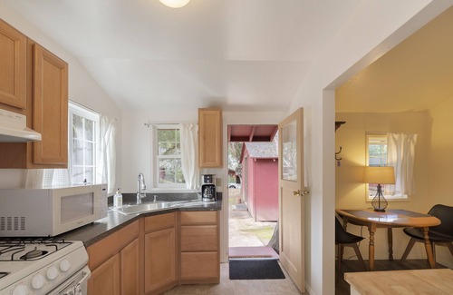 Carmel Valley Casa | Cozy home, full kitchen for two!