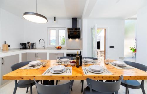 Blato Casa | Cozy Home In Blato With House Sea View
