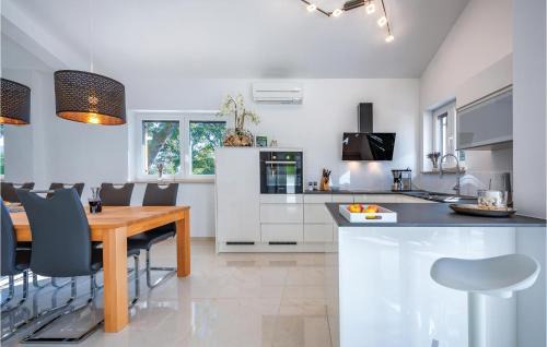 Krsan Casa | Cozy Home In Cambarelici