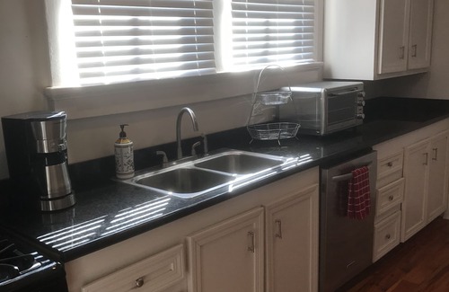 Central Carrollton Association Apartamento | Alquiler mensual - amueblado 3 hab. en la universidad / zona residencial-2 cuadras al tranvía