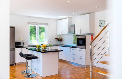 Civljane Casa | Acogedora casa en Cetina con piscina privada, puede ser interior o exterior.