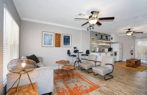 Poinsettia Heights Casa | Cozy home in duplex with garden and pool shared