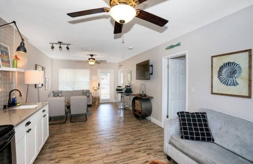Poinsettia Heights Casa | Cozy home in duplex with garden and pool shared
