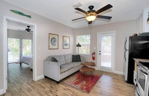 Poinsettia Heights Casa | Cozy home in duplex with garden and pool shared