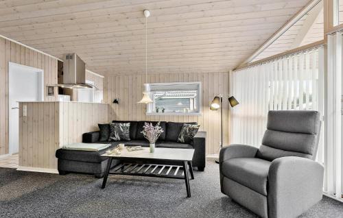 Frørup Casa | Cozy Home In Frørup With Kitchen