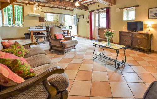 Saint-Germain-du-Pert Casa | Cozy Home In St Germain Du Pert