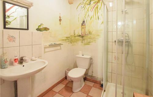 Saint-Germain-du-Pert Casa | Cozy Home In St Germain Du Pert
