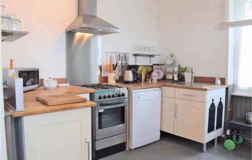 Gavray Casa | Cozy Home In Gavray With Kitchen