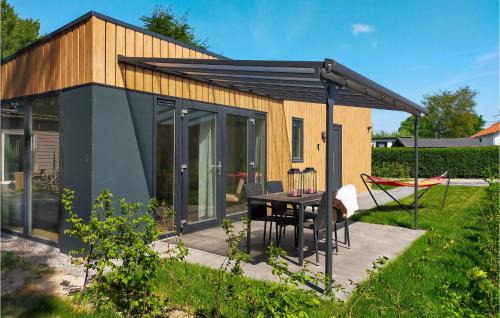 Heinkenszand Casa | Cozy Home In Heinkenszand With Kitchen