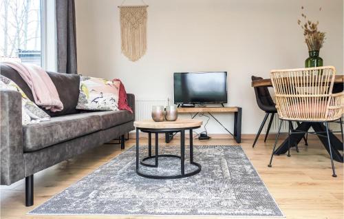 Heinkenszand Casa | Cozy Home In Heinkenszand With Kitchen