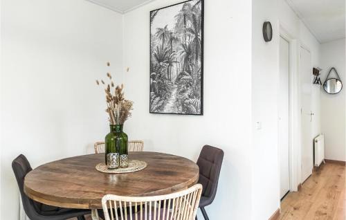 Heinkenszand Casa | Cozy Home In Heinkenszand With Kitchen