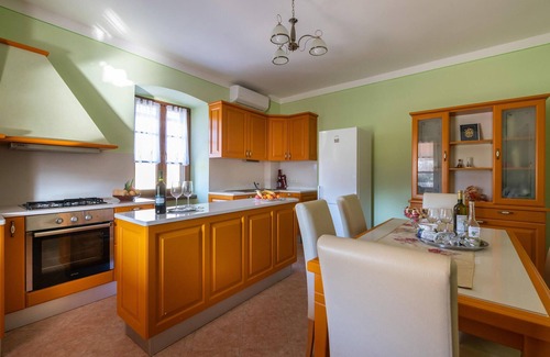 Purgarija Cepic Casa | Acogedora casa en Krsan con jacuzzi