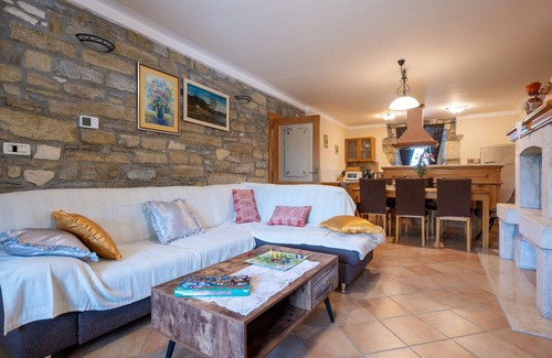 Purgarija Cepic Casa | Acogedora casa en Krsan con jacuzzi