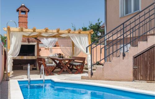 Sikici Casa | Cozy Home In Pula With Kitchen