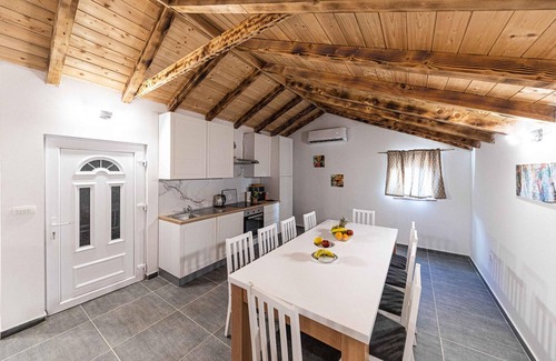 Trilj Casa | Acogedora casa en Ugljane con WiFi