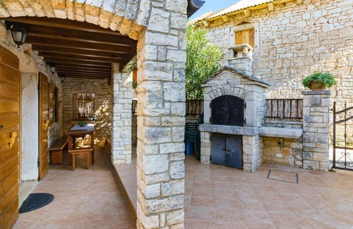Modrusani Casa | Cozy Home In Zminj With Kitchen