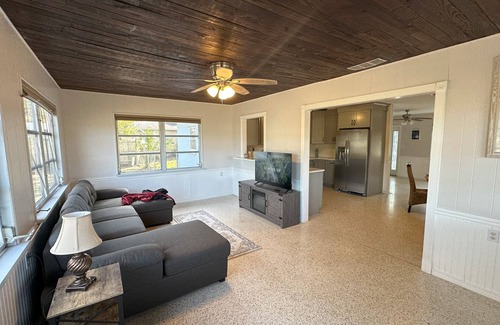 Crystal River Casa | Cozy Home large Yard , Pets OK , Room for boats , Boat Ramp, Great Location !!