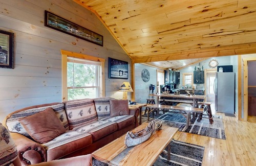 Mercer Casa | Cozy home located near Lakes & Trails equipped with WIFI & a Gas Grill