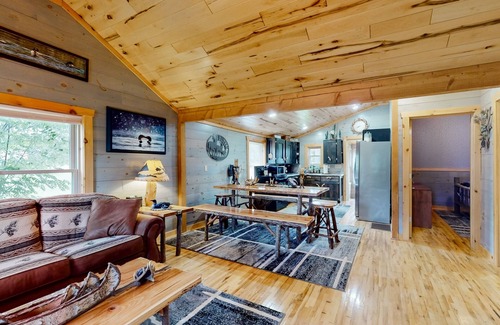 Mercer Casa | Cozy home located near Lakes & Trails equipped with WIFI & a Gas Grill