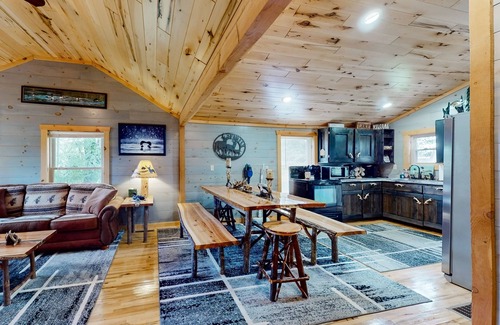 Mercer Casa | Cozy home located near Lakes & Trails equipped with WIFI & a Gas Grill