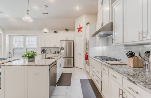 The Colony Apartamento | Cozy Home Luxury Corporate Housing