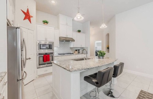 The Colony Apartamento | Cozy Home Luxury Corporate Housing