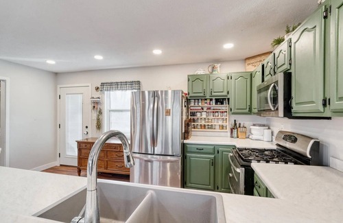 Thayer Casa | Cozy Home Near 231 with Open Living & Full Kitchen