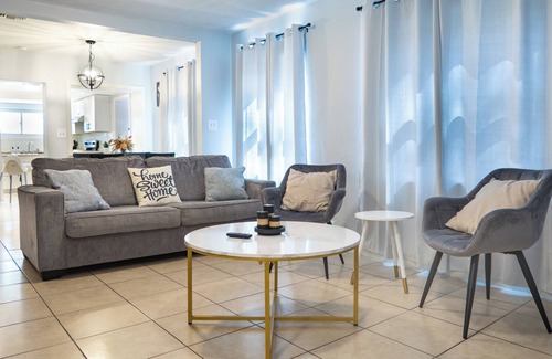 Sulphur Springs Casa | Cozy Home near Busch Gardens / Adventure Island / USF