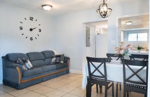 Sulphur Springs Casa | Cozy Home near Busch Gardens Adventure Island and USF