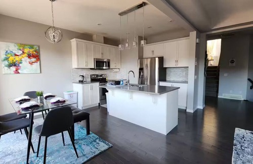 Calgary Casa | Cozy Home Near Calgary Airport