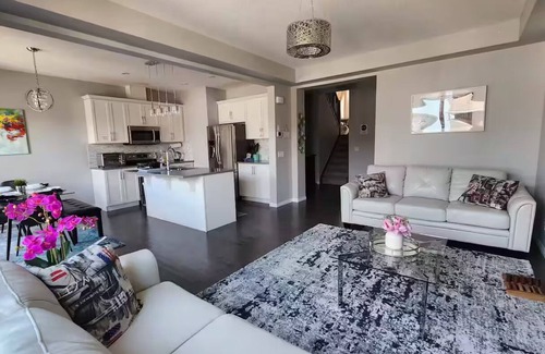 Calgary Casa | Cozy Home Near Calgary Airport