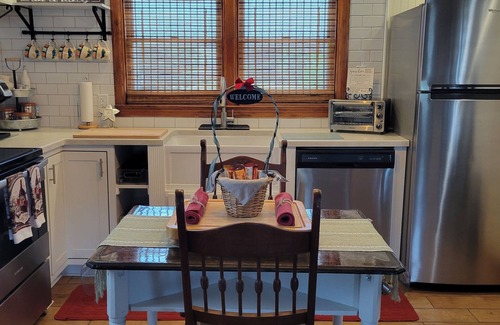 Ranson Casa | Cozy home near Casino, Breweries, Historical attractions, National Park & more