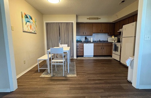 Fort Wayne Casa | Cozy home! Near downtown, St. Francis, mall, Fort Wayne Children's Zoo and more!