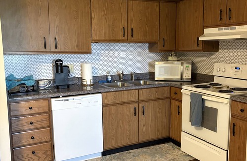 Fort Wayne Casa | Cozy home! Near downtown, St. Francis, mall, Fort Wayne Children's Zoo and more!