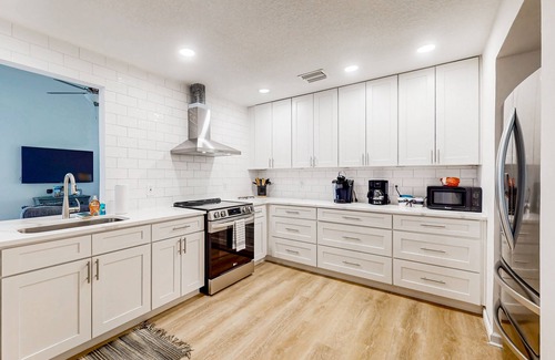 Golden Glades - The Woods Casa | Cozy home near Intracoastal Waterway with screened porch, washer/dryer & AC