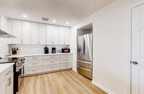 Golden Glades - The Woods Casa | Cozy home near Intracoastal Waterway with screened porch, washer/dryer & AC
