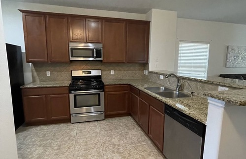 Hutto Casa | Cozy home, near Samsung,Dell Diamond and shopping centers.