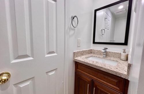 Richmond Hill Casa | Cozy Home Near Transit & Hillcrest Mall with Free Parking