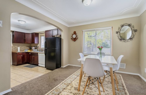 Ottawa Casa | Cozy home near university, Pet-Friendly & Family-Friendly Neighborhood