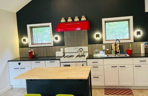 Saugerties Cabaña | Cozy home near Woodstock/Saugerties. Pets welcome!