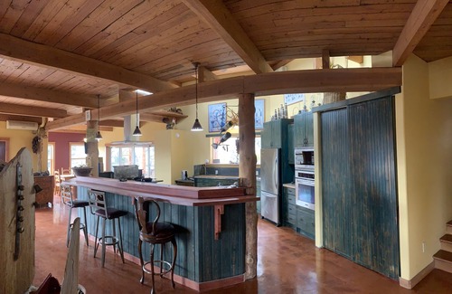 Central Okanagan Casa | COZY Home Oasis: Relax and Explore!