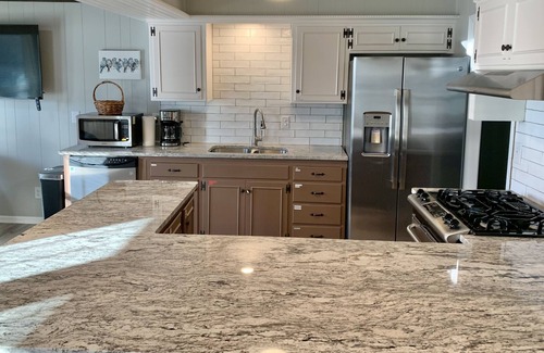 South Kansas City Casa | Cozy Home on Acreage, Super Location!! Sleeps 6! Approved rental NSD-STR-00170
