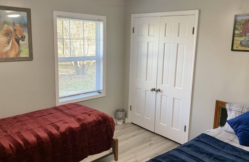 South Kansas City Casa | Cozy Home on Acreage, Super Location!! Sleeps 6! Approved rental NSD-STR-00170