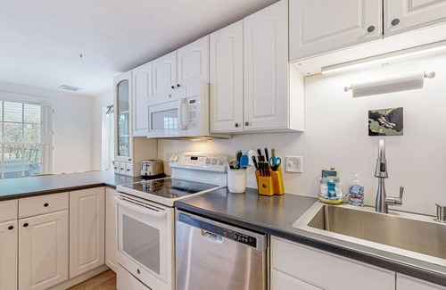 Centerville Casa | Cozy home on lake including local beach pass , hot tub, patio, W/D, & AC